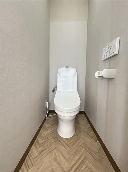 トイレ新品・温水洗浄便座付き