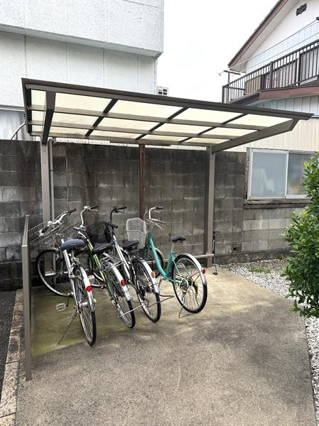 駅まで通う自転車は屋根付きの駐輪場へ