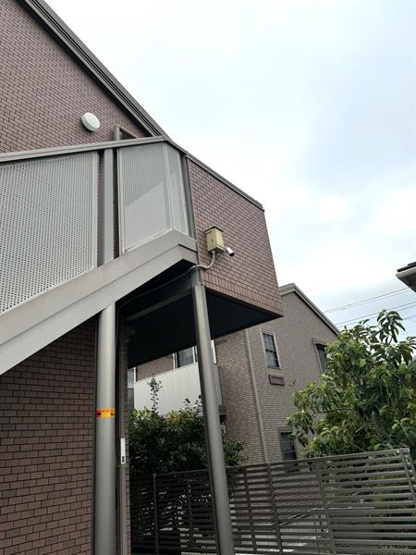 防犯カメラが敷地内を見張ります