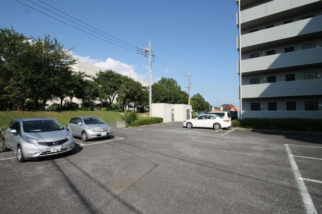 正面や側面に駐車場配置してます