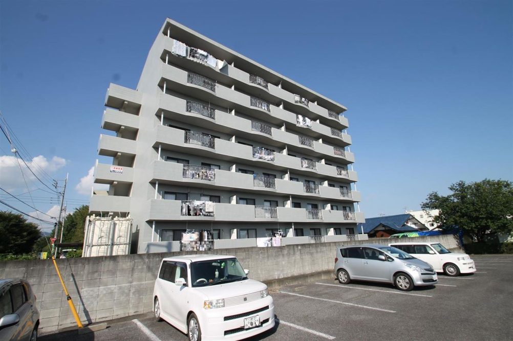 ７階建ての日当り良いマンション