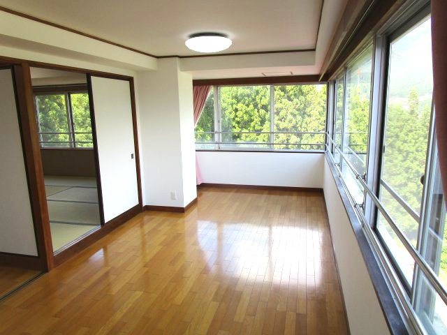 下呂市萩原町西上田の中古マンション【洋室】