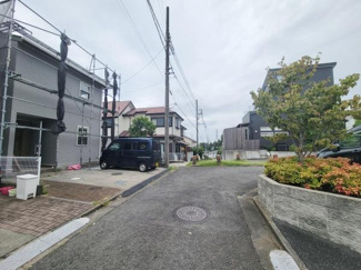 前面道路はゆとりがあり車の出入りもしやすい造りです。建物は現在工事中ですが完成後の新しい外観が期待されます。