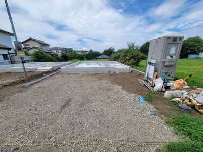 開放感のある敷地で周囲には緑が広がります。整備された基礎が特徴的です。建物の計画が進んでおりこれからの変化が期待できます。現地の様子がよくわかる写真です。