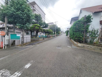 広々とした道路が特徴の住環境となっています。周囲には緑が多く落ち着いた雰囲気が広がります。フラットな道路が続いており移動しやすい利点があります。ゆったりとした道幅で車両の通行も安心です。