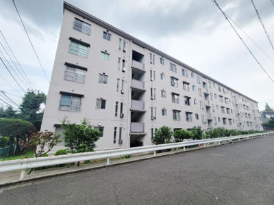 白を基調とした外観が特徴的です。周囲には植栽が整えられており通りからも見通しが良いです。敷地内には広々としたスペースがあります。建物全体が明るい印象です。道路に面していてアクセスもしやすいです。
