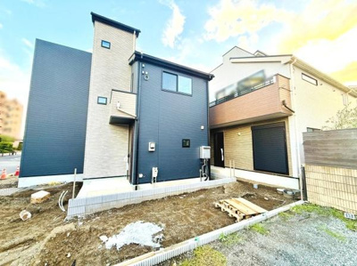 スタイリッシュな外観が目を引く建物です。明るい空が開放的な印象を与えます。前面道路からのアプローチもスムーズに感じられます。周囲との調和も取れています。しっかりとした建物の造りが印象的です。
