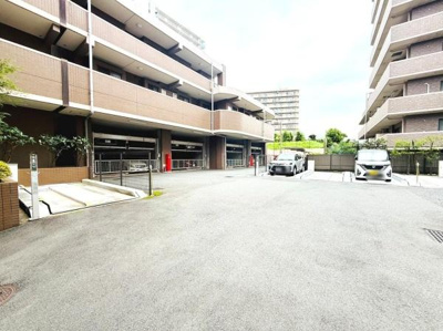 マンションの敷地内にゆとりのある駐車スペースが確保されています。建物との距離も十分あり車の出し入れがしやすい印象です。周囲も開放的で車両の移動がスムーズに行えます。