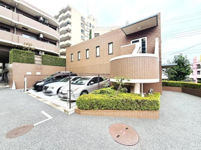 建物のすぐそばに駐車場が設けられており移動がスムーズです。広々としたスペースで駐車も安心です。敷地内の駐車場なので便利に利用できます。複数台分のスペースが確保されています。