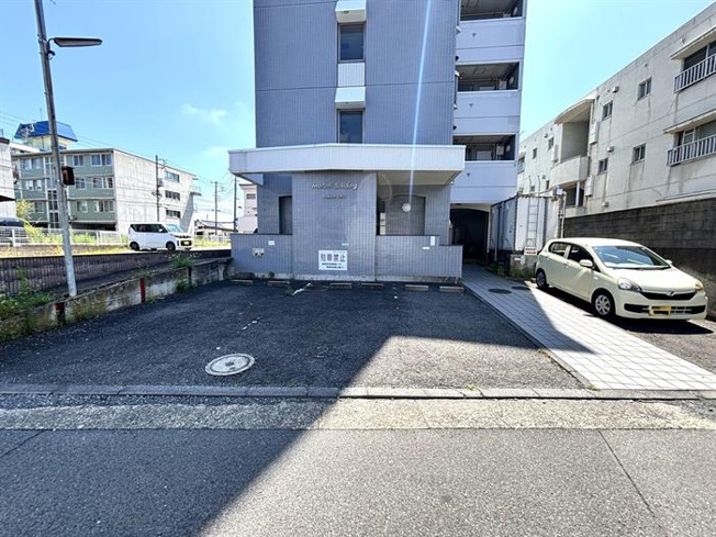 敷地内に4台あり！隣に月極駐車場もあります！