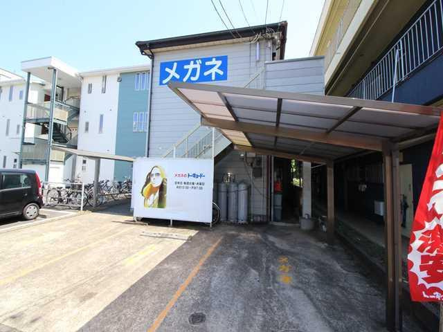 1階角にメガネ屋さんが入っております。