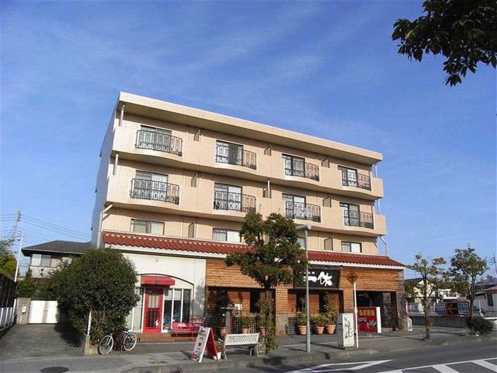 4階建てマンションです。1階におしゃれな洋食屋さんが入ってお