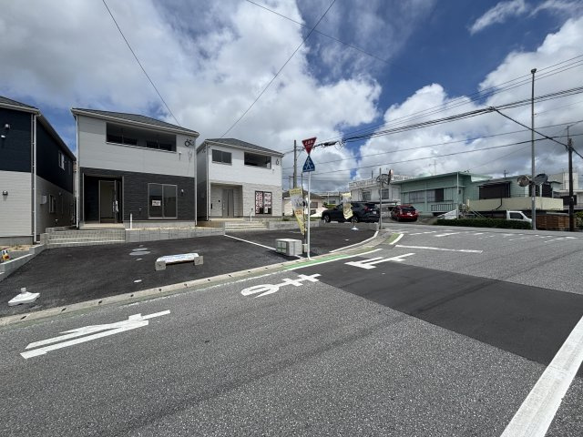 【新築分譲住宅】読谷村大木第４・２号棟【前面道路含む現地写真】