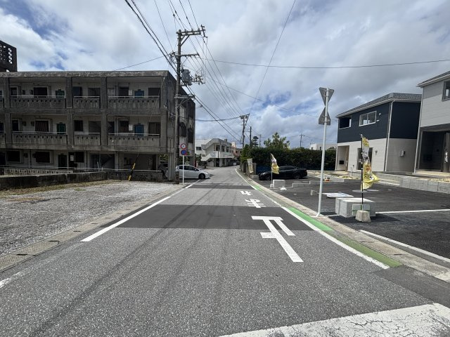 【新築分譲住宅】読谷村大木第４・２号棟【前面道路含む現地写真】