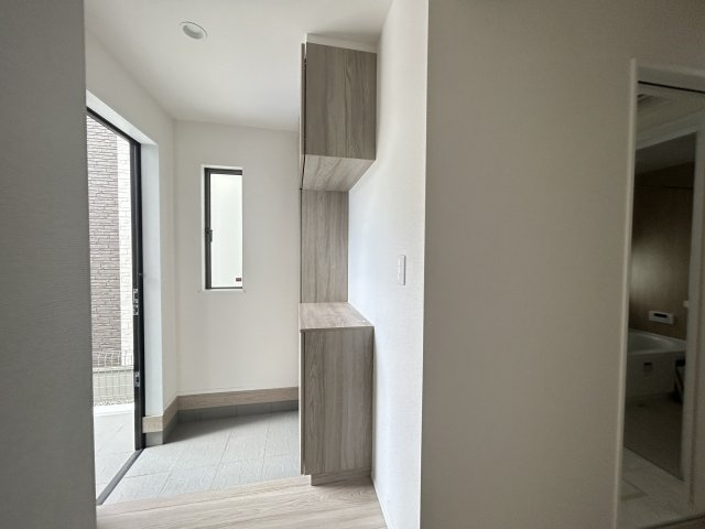 浦添市沢岻1丁目443・全５棟〈A号棟〉【玄関】※同施工会社での参考写真となります。