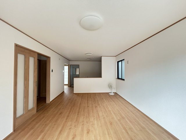 浦添市沢岻1丁目443・全５棟〈C号棟〉【居間・リビング】※同施工会社での参考写真となります。