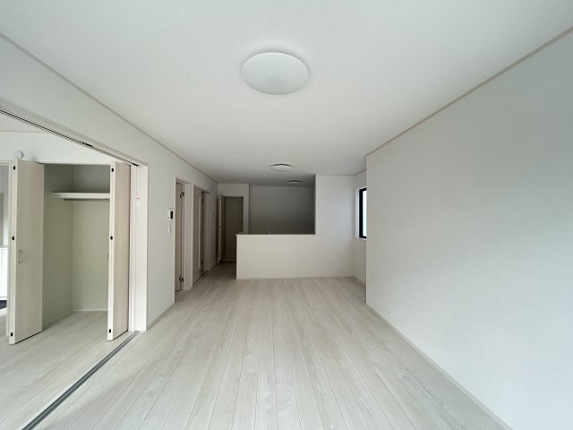 浦添市沢岻1丁目443・全５棟〈C号棟〉【居間・リビング】※同施工会社での参考写真となります。