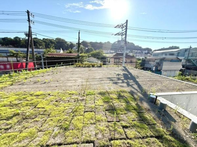 現地写真からも分かるように前面道路は幅が広く車の通行やすれ違いもスムーズです。道路沿いは緑が多く開放的な雰囲気が感じられます。周辺は整備された印象で落ち着いた住宅街の一角です。