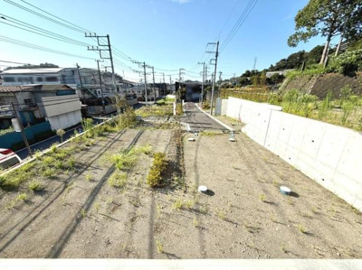 現地土地写真から分かるように敷地はゆとりのあるスペースで多彩な活用プランが検討できます。南側は日当たりも期待でき開発しやすい形状です。周囲は交通アクセスにも便利な環境が整っています。