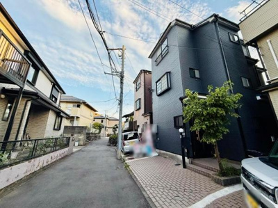 現地は落ち着いた住宅街に位置し前面道路は車の出入りもスムーズに行えます。周囲の住宅も整然としており清潔感のある街並みが印象的です。敷地前には植栽も施され住環境の良さが感じられる一枚です。