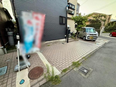 車の出し入れがしやすいスペースが確保されています。舗装された駐車場なので足元も安心です。建物のすぐ横に駐車できるので利便性があります。住宅に隣接した場所で荷物の運搬もスムーズに行えます。