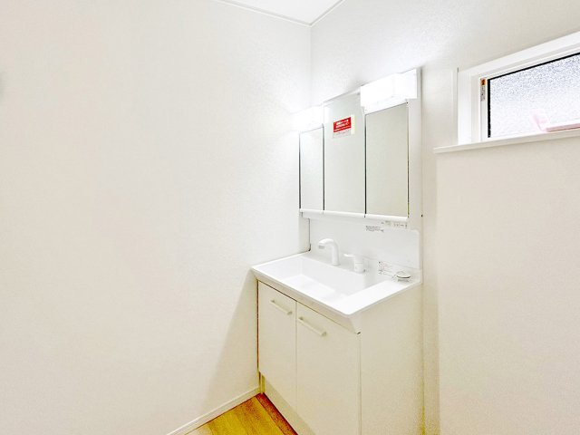CRADLE　GARDEN　芦屋町西浜町第１　【内観：施工例】ハンドシャワータイプの洗面化粧台。朝の髪のお手入れもこれで安心です（施工例）