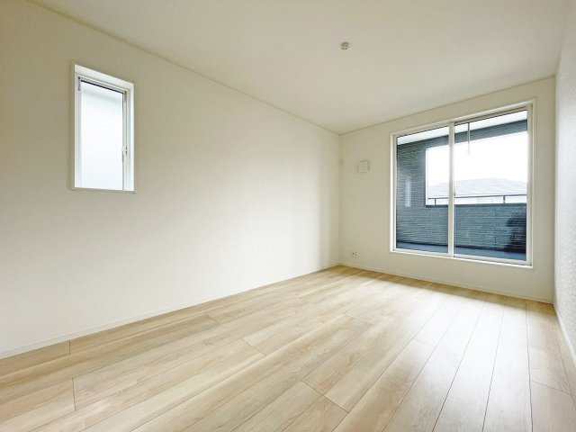 CRADLE　GARDEN　芦屋町西浜町第１　【内観：施工例】洋室8帖、納戸付きのお部屋です！（施工例）