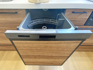 Rimoku　小倉南区下貫3丁目5期【内観：施工例】時短の強い味方、食洗機。お料理中もご家族との対話が楽しめる対面式キッチン
