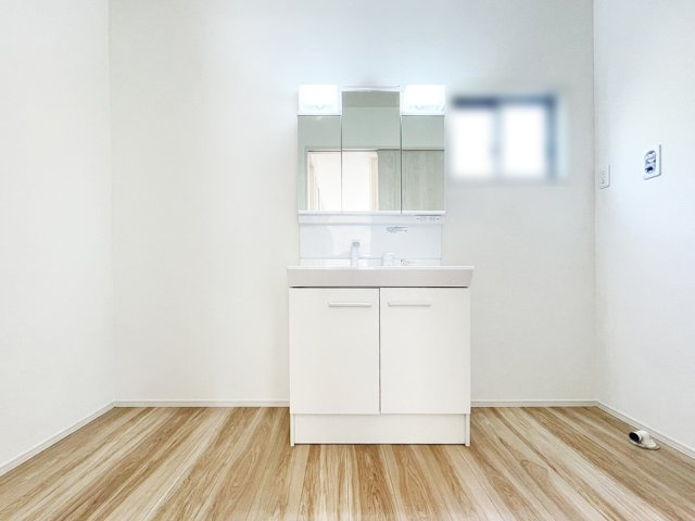 Bloom　小倉北区篠崎2丁目2期【内観：施工例】ミラー周りに沢山の工夫。機能性高い三面鏡の洗面台（施工例）
