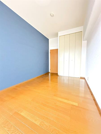 壁紙の色はイメージです。