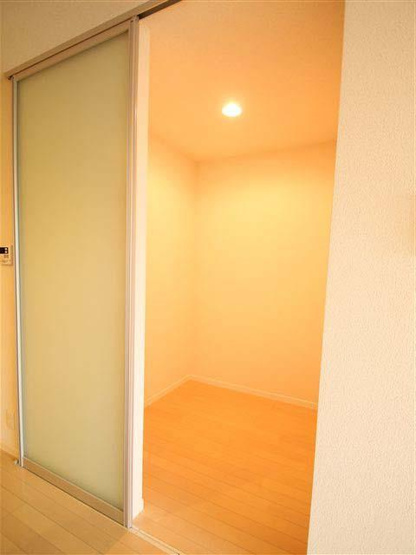 納戸同タイプの別部屋の写真となります。