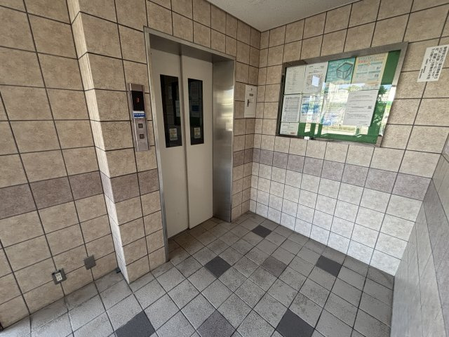 ライオンズマンション高良公園前・405号室【共有部分】エントランスホール内も綺麗に整備されており、環境良好です。