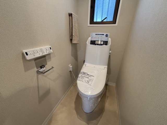 ライオンズマンション高良公園前・405号室【トイレ】リモコン式の温水洗浄便座へ新規取替済み。