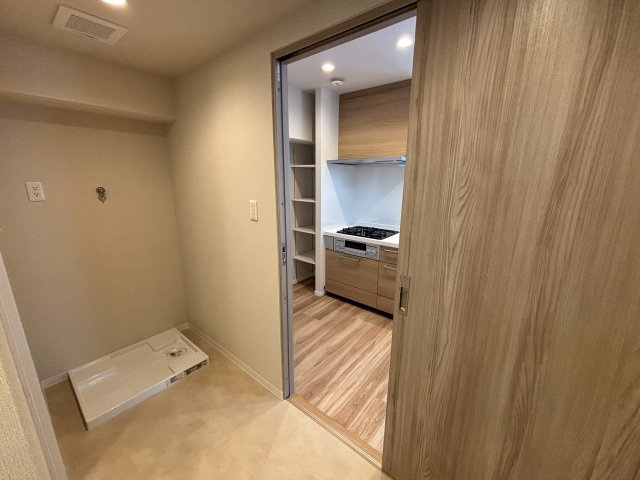 ライオンズマンション高良公園前・405号室脱衣所からキッチンへ繋がる回遊動線。