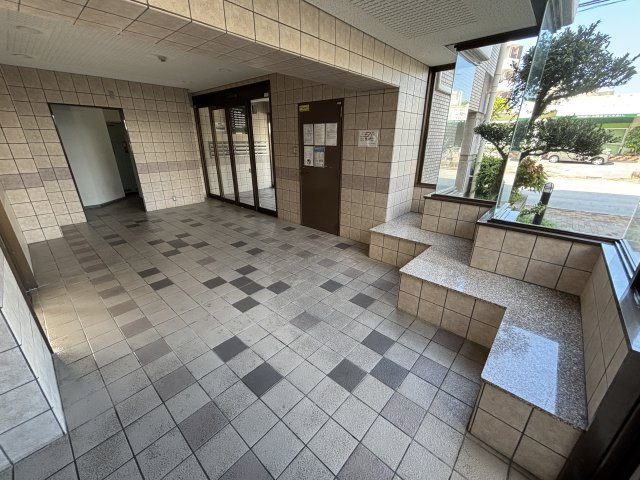 ライオンズマンション高良公園前・405号室【エントランス】エントランスホール内も綺麗に整備されており、環境良好です。