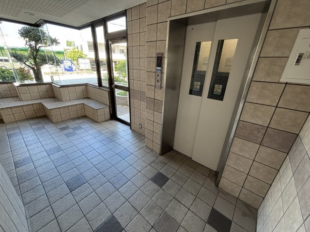 ライオンズマンション高良公園前・405号室【共有部分】エントランスホール内も綺麗に整備されており、環境良好です。