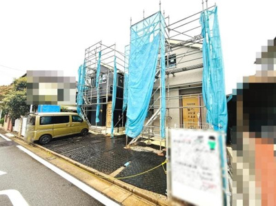 前面道路が広く開放感があります。歩道もしっかり整備されており通行がしやすい環境です。周囲は住宅が並び静かな印象を受けます。整った区画で見通しが良いのもポイントです。
