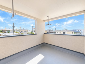 【新築分譲住宅】うるま市兼箇段・全３棟〈１号棟〉【バルコニー】【施工事例】生活スタイルをイメージした写真(AI)となります。
