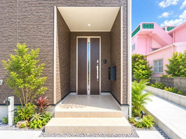 【新築分譲住宅】うるま市兼箇段・全３棟〈１号棟〉【玄関】【施工事例】生活スタイルをイメージした写真(AI)となります。