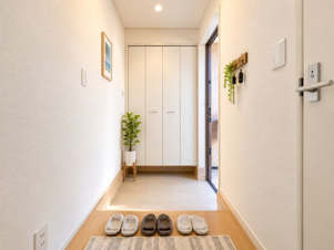 【新築分譲住宅】うるま市兼箇段・全３棟〈１号棟〉【玄関】【施工事例】生活スタイルをイメージした写真(AI)となります。
