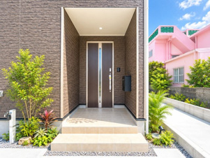 【新築分譲住宅】うるま市兼箇段・全３棟〈３号棟〉【玄関】【施工事例】生活スタイルをイメージした写真(AI)となります。