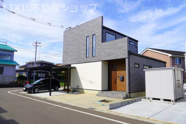上越市大字安江の中古一戸建【前面道路含む現地写真】