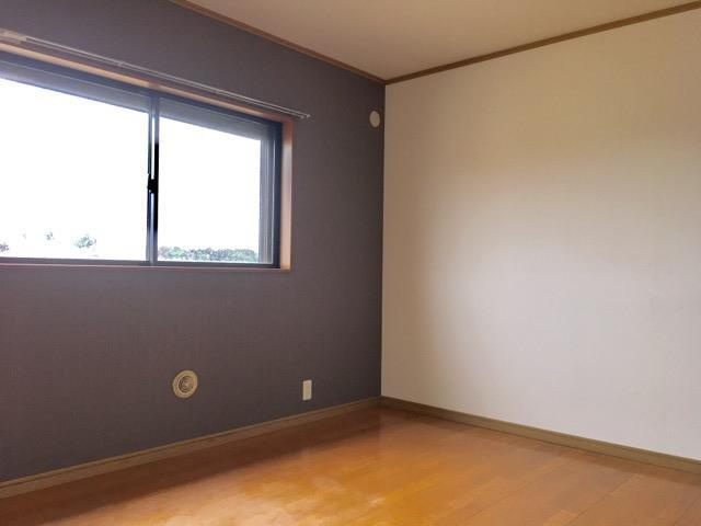 壁紙は部屋ごとに異なります。