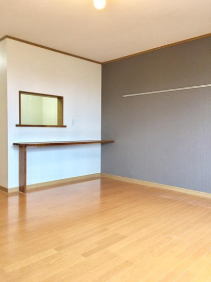 キッチンカウンター付き!!壁紙は部屋ごとに異なります。