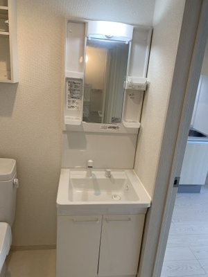 独立洗面台、小物を置くことができて便利です