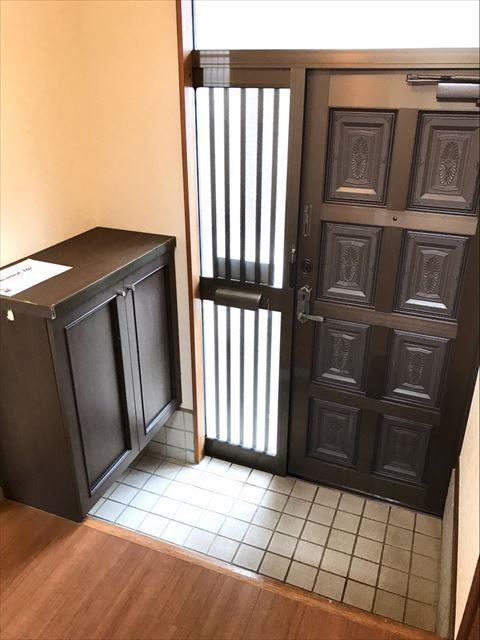 落ち着いた印象の玄関