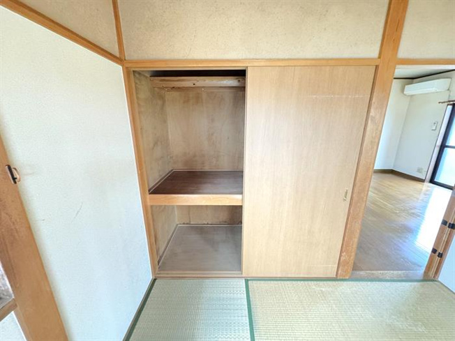 収納は押し入れタイプ