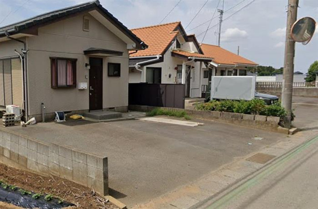 建物前面が駐車場となります