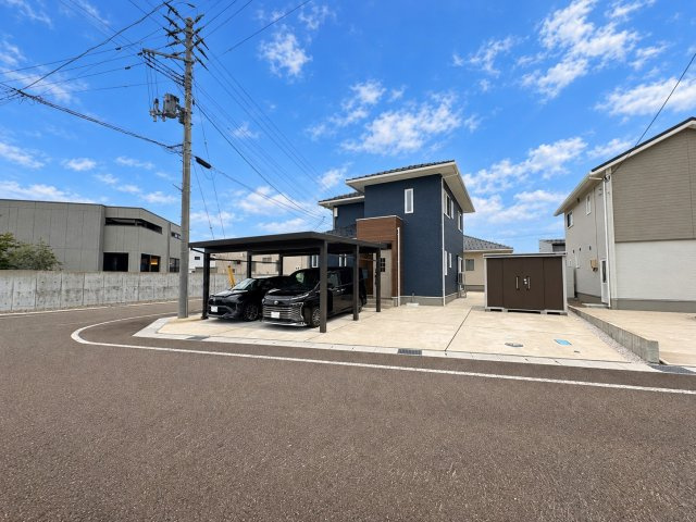 上越市土橋【築３年】一戸建て【前面道路含む現地写真】価値ある角地♪道路幅員 6.5m！ゆとりと開放感ある敷地です♪敷地面積 72.90坪！