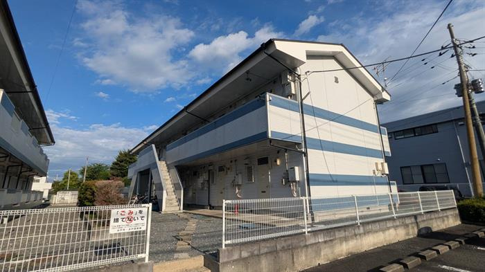 ボーダーが特徴的な外観です